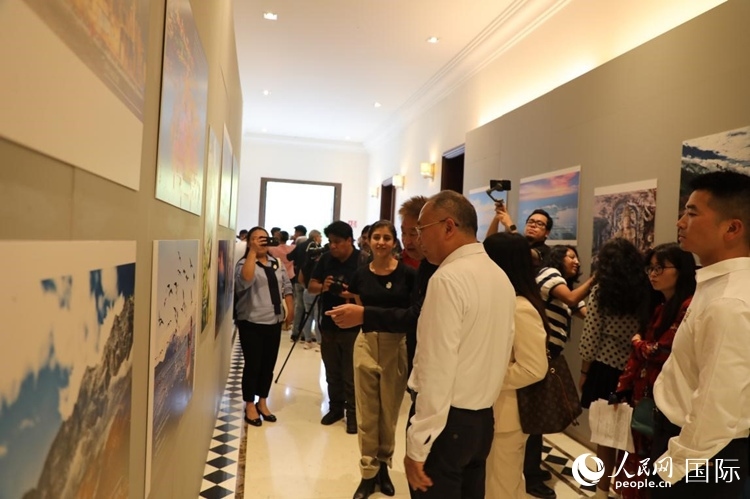 參觀者在圖片展活動現(xiàn)場。拍攝者為墨西哥分社外籍雇員埃內(nèi)斯托·多明戈斯