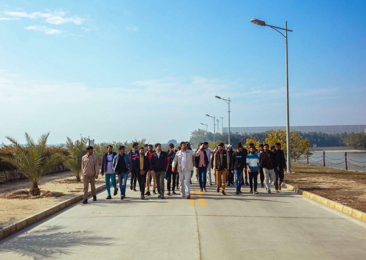 職業(yè)技校學(xué)員參觀中巴經(jīng)濟(jì)走廊薩希瓦爾電站。中國華能薩希瓦爾電站 供圖