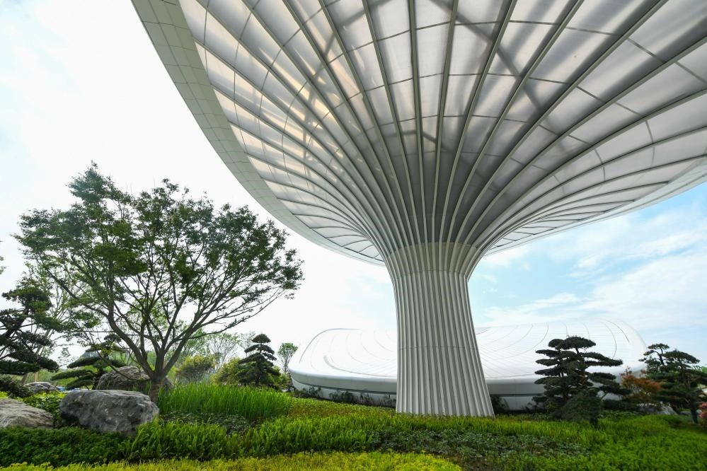 這是2024年4月22日拍攝的成都世園會(huì)主會(huì)場入口處的“芙蓉花”底部，它兼具收集雨水、循環(huán)利用的功能。新華社記者 王曦 攝