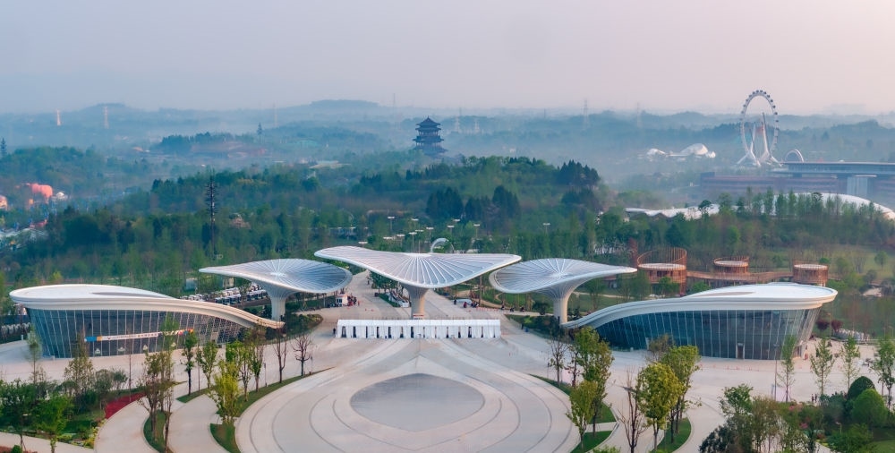 這是成都世園會(huì)主會(huì)場入口（無人機(jī)照片，2024年4月14日攝）。新華社記者 江宏景 攝