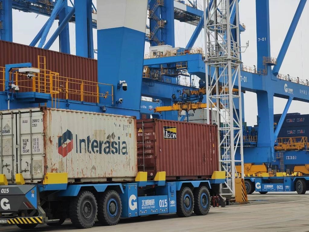 在欽州自動化集裝箱碼頭，智能導(dǎo)引運(yùn)輸車在運(yùn)送集裝箱。新華社記者趙歡 攝