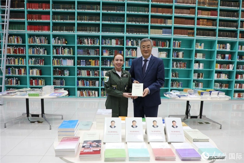 授課后，中國駐巴西大使祝青橋向巴西高等防務(wù)學(xué)院圖書館捐贈了150本書籍。圖為祝青橋和巴西高等防務(wù)學(xué)院院長卡拉·利里奧·馬丁斯在圖書捐贈儀式上。 人民網(wǎng)記者 陳一鳴攝