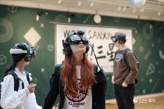 體驗三星堆VR文化。中國駐瑞典大使館供圖