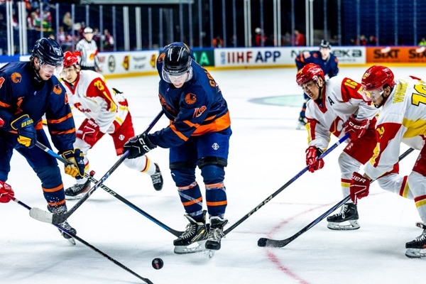 雙方球員爭(zhēng)搶。圖片來源：國(guó)際冰聯(lián)