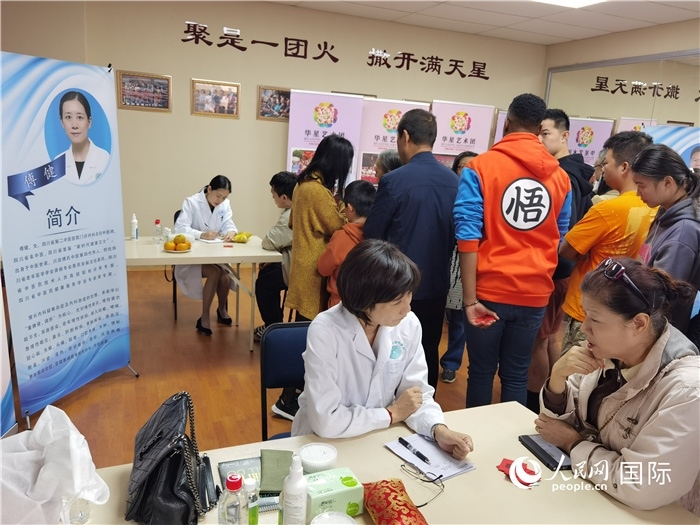 中醫(yī)專家為當?shù)厝A僑華人提供中醫(yī)咨詢和診療服務。 （本報記者 楊謳 攝）