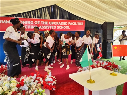 師生們載歌載舞。駐尼日利亞使館供圖