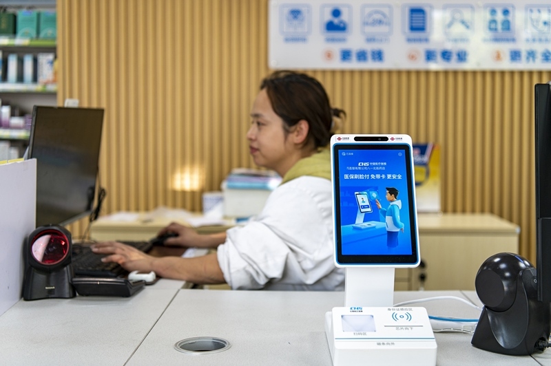 2024年4月10日，浙江金華市區(qū)一家民眾大藥房柜臺上設(shè)置著醫(yī)?！八⒛樦Ц丁睓C器，群眾看病更加便利。