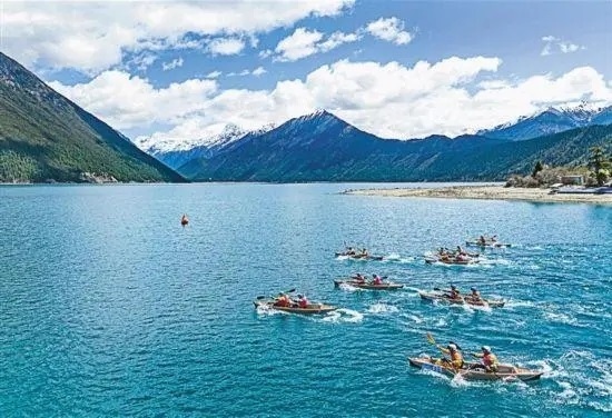 2024年4月20日，2024年巴松措國(guó)際漂流公開賽的選手在比賽中。 新華社記者 孫非攝