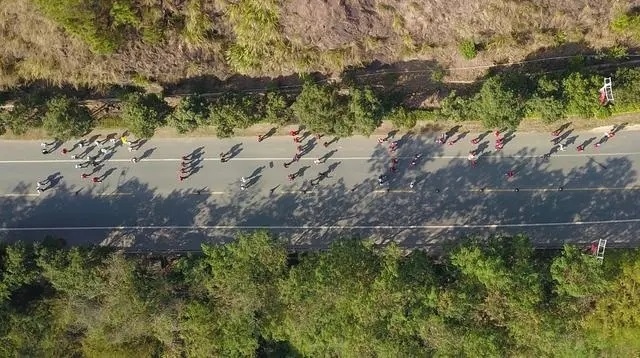 1月6日，健身愛好者在徒步活動(dòng)中（無(wú)人機(jī)照片）。新華社記者 黃國(guó)保攝