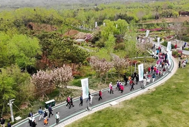 4月27日，登山愛好者在浮山森林公園參加登山健身活動(dòng)（無(wú)人機(jī)照片）。新華社記者 李紫恒攝