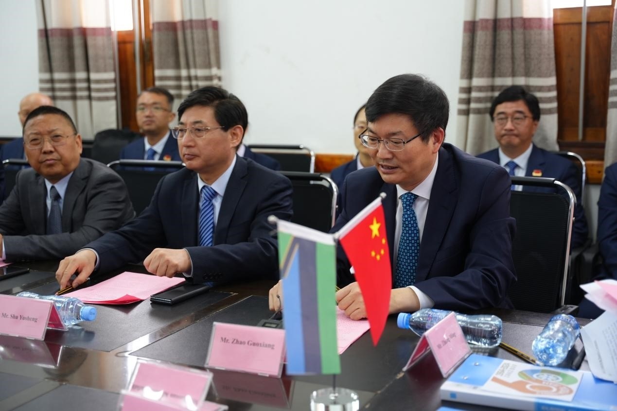 揚(yáng)州市衛(wèi)健委黨委書記趙國祥在衛(wèi)生部捐贈(zèng)儀式上發(fā)言。中國援桑醫(yī)療隊(duì)供圖