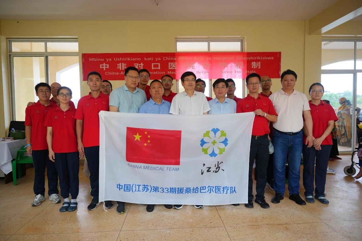 揚(yáng)州市衛(wèi)健系統(tǒng)代表團(tuán)和醫(yī)療隊(duì)在義診現(xiàn)場(chǎng)合影。中國援桑醫(yī)療隊(duì)供圖