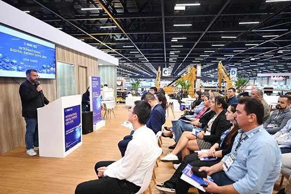 當(dāng)?shù)貢r間4月26日，深圳市發(fā)展和改革委員會在巴西圣保羅國際工程機械及礦山機械展上舉行專題推介會，介紹將于今年下半年在深圳市舉辦的2024國際數(shù)字能源展。 2024國際數(shù)字能源展組委會供圖