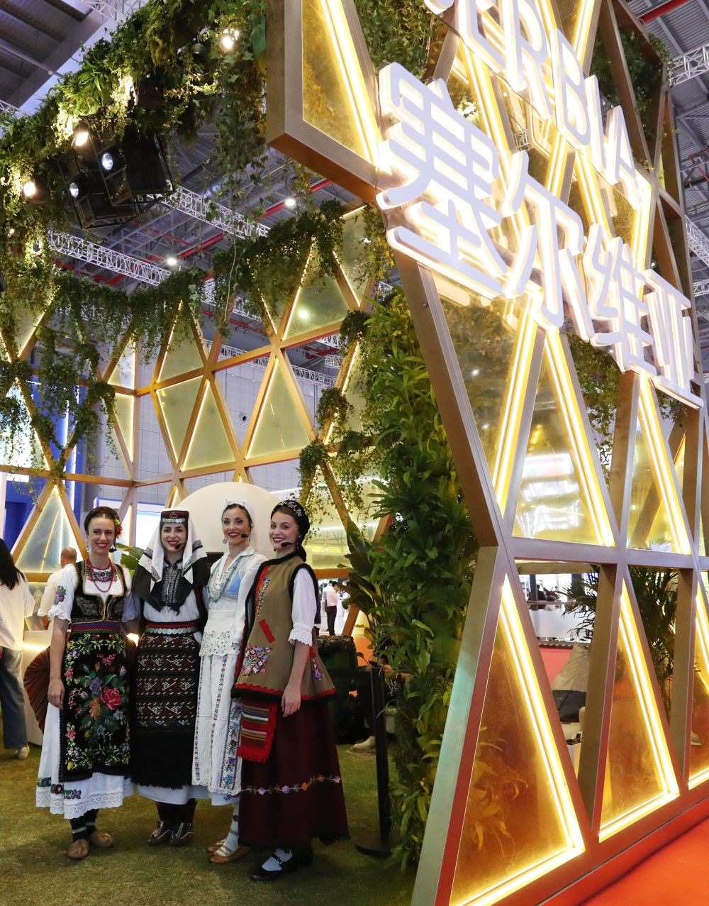 2023年11月6日，身著傳統(tǒng)服飾的演職人員在上海進博會國家展塞爾維亞展臺迎接參觀者。第六屆進博會國家展全面恢復線下舉辦，洪都拉斯、塞爾維亞、越南、南非、哈薩克斯坦作為本屆進博會主賓國在國家展亮相。新華社記者 方喆 攝