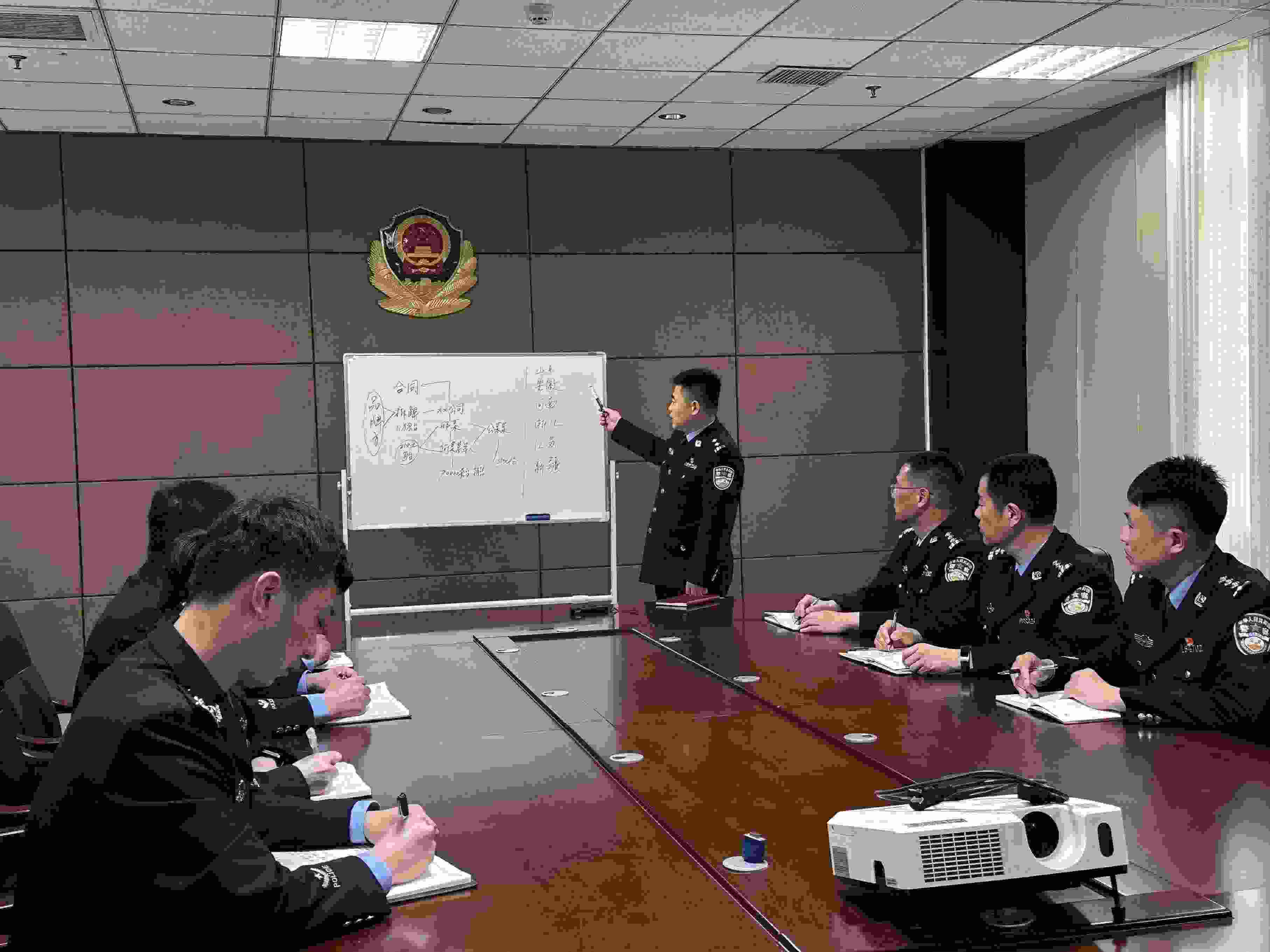 專案組辦案民警介紹案情。人民網(wǎng)記者 郝萍攝