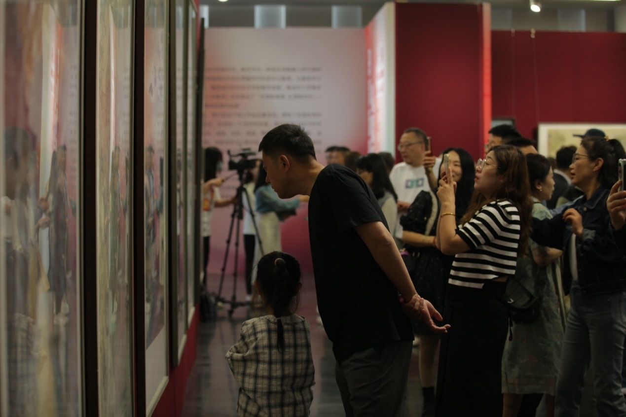 嘉賓及教研員、教師代表參觀展覽。主辦方供圖