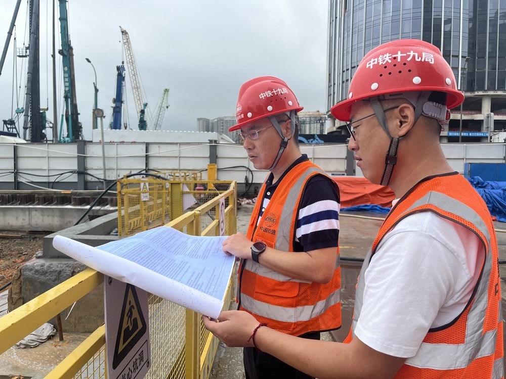 2024年4月26日，深圳市五一勞動(dòng)獎(jiǎng)?wù)芦@得者、中鐵十九局軌道公司項(xiàng)目副經(jīng)理夏荔（左）在穗莞深城際鐵路前皇段皇崗口岸站建設(shè)現(xiàn)場(chǎng)忙碌。新華社發(fā)