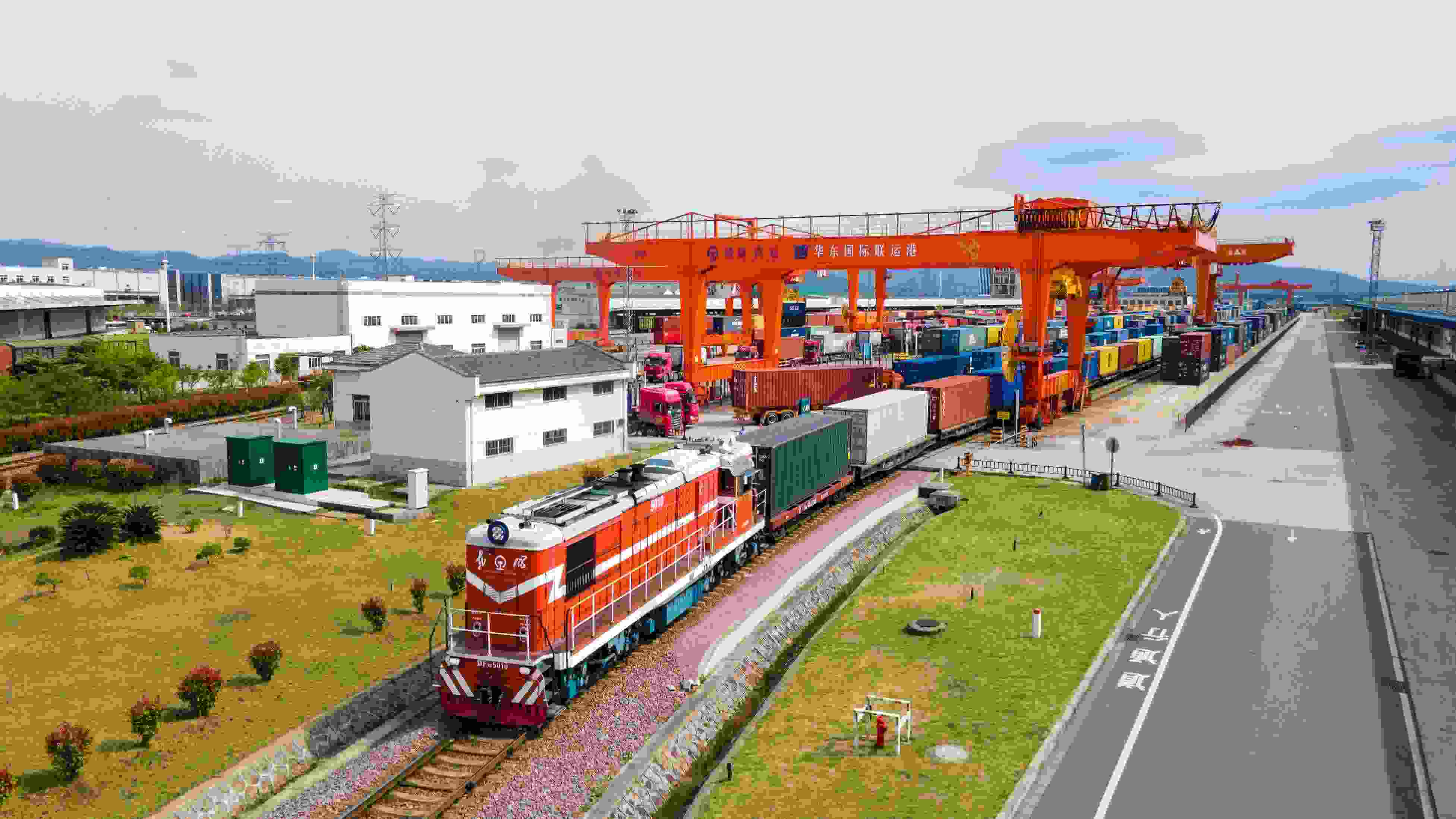 △2024年4月1日，浙江省金華華東國際聯(lián)運(yùn)港，一列中歐班列裝載110個(gè)標(biāo)箱日用百貨、電動工具、機(jī)械裝備等貨物從鐵路金華南貨場啟程駛往匈牙利布達(dá)佩斯。