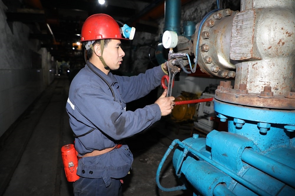 2024年4月30日，冀中能源峰峰集團(tuán)新屯礦機(jī)電區(qū)副區(qū)長(zhǎng)顧博在井下泵房檢修水泵。新華社發(fā)