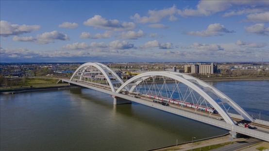 △2024年3月12日，一列火車運(yùn)行在匈塞鐵路塞爾維亞境內(nèi)貝諾段諾維薩德多瑙河大橋上。