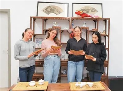 匈中雙語學(xué)校的學(xué)生胡靈月(左一)、宋智孝(右二)學(xué)習(xí)中國茶文化。