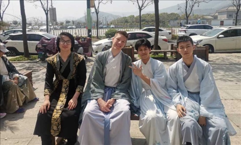 匈牙利學(xué)生與襄陽三十六中學(xué)生友好交流。