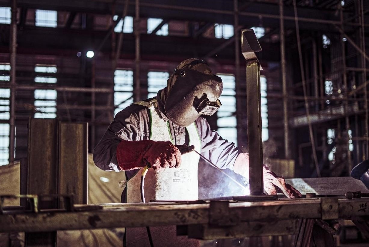 工人在沙特國王港項目現(xiàn)場進(jìn)行焊接操作。山東電建供圖