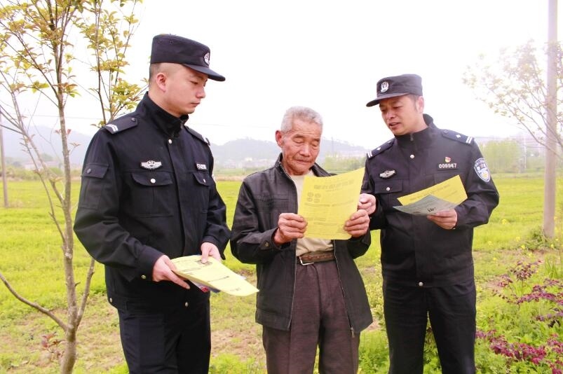 向村民宣傳反詐知識。