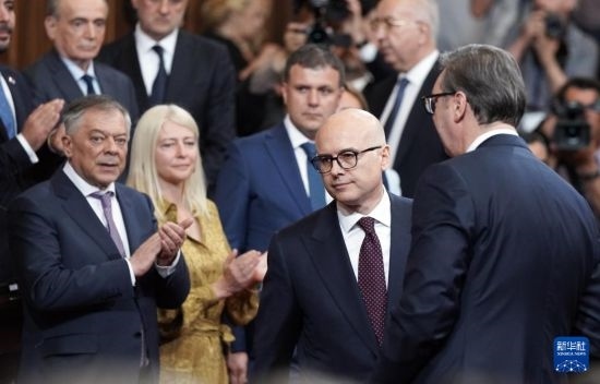  5月2日，在塞爾維亞貝爾格萊德，新一任政府總理武切維奇（中）出席就職儀式。新華社發(fā)（普雷德拉格·米洛薩夫列維奇攝）