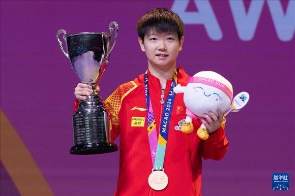 2024年4月21日，在2024年澳門(mén)國(guó)際乒聯(lián)女子世界杯決賽中，孫穎莎奪得冠軍。圖為孫穎莎在頒獎(jiǎng)臺(tái)上。新華社記者 張金加 攝