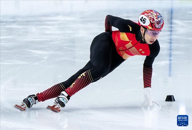 2024年2月18日，第十四屆全國(guó)冬季運(yùn)動(dòng)會(huì)短道速滑（公開(kāi)組）男子1000米決賽，孫龍奪得冠軍，圖為吉林隊(duì)選手孫龍?jiān)诒荣愔?。新華社記者 李博 攝
