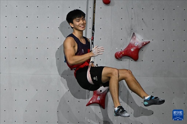 2024年4月13日，在江蘇吳江舉行的2024年國(guó)際攀聯(lián)攀巖世界杯（吳江站）男子速度決賽中，中國(guó)選手伍鵬獲得冠軍。圖為中國(guó)選手伍鵬在決賽后慶祝。新華社發(fā)（王須中攝）