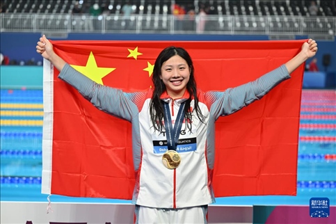 2024年2月13日，2024年世界游泳錦標(biāo)賽游泳項(xiàng)目女子100米蛙泳決賽在卡塔爾多哈舉行。圖為冠軍中國(guó)選手唐錢(qián)婷在頒獎(jiǎng)儀式后慶祝。新華社記者 薛宇舸 攝