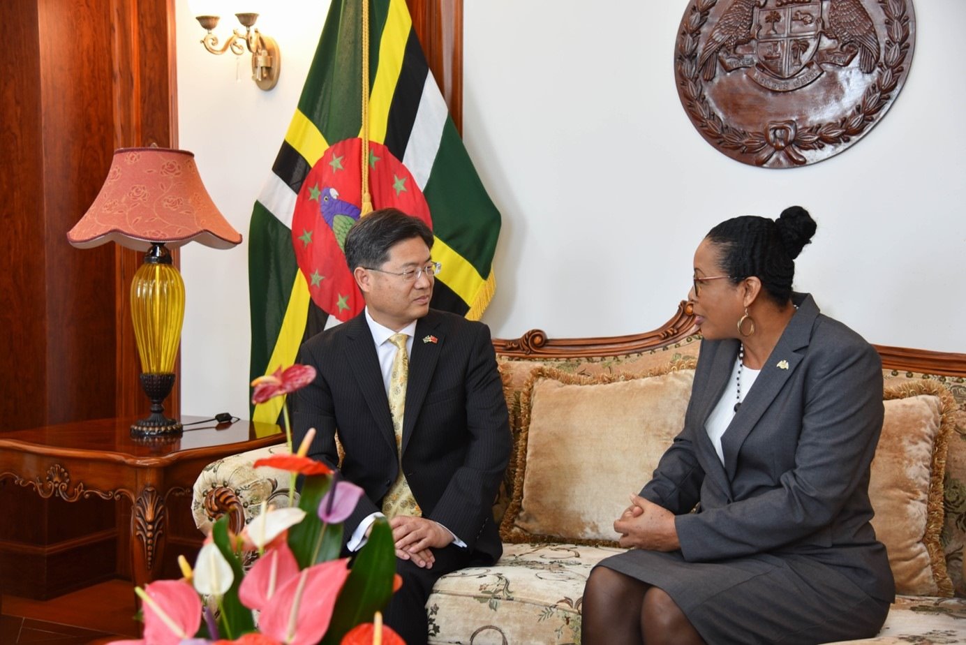 當(dāng)?shù)貢r間5月3日，中國新任駐多米尼克大使儲茂明（左）向多總統(tǒng)伯頓遞交國書。 中國駐多米尼克大使館供圖