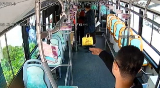 公交車上他一聲大吼！魏杰，好樣的！