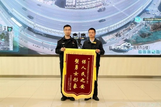 公交車上他一聲大吼！魏杰，好樣的！