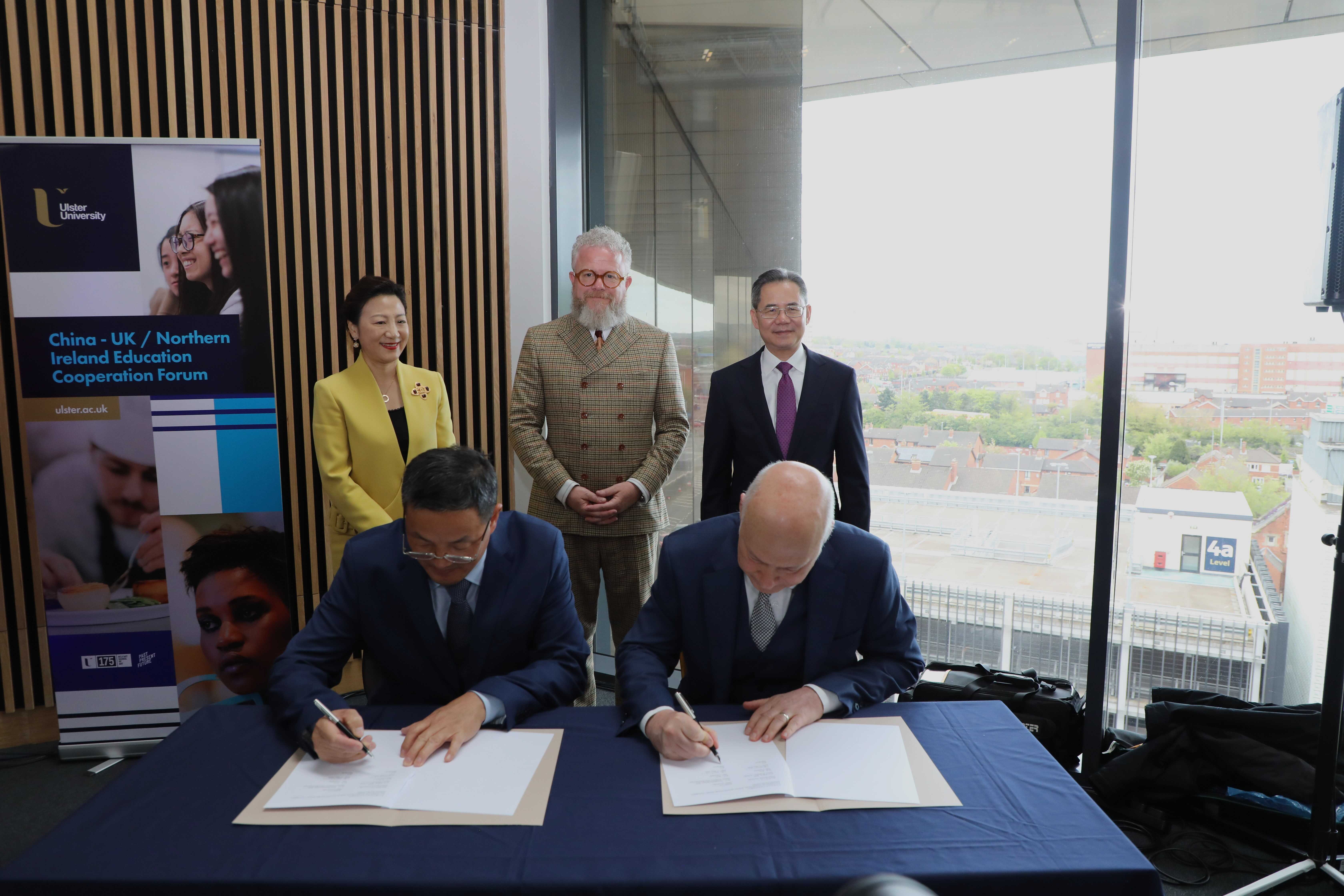 湖北師范大學同奧斯特大學簽署共建教育語言文化交流中心的協(xié)議現(xiàn)場。中國駐英國大使館供圖