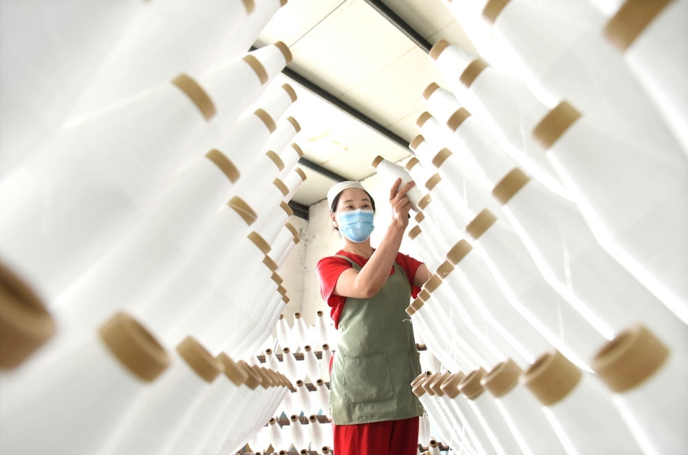 2024年5月1日，工人在山東省淄博市沂源縣悅莊工業(yè)園一玻纖企業(yè)整理加工的產(chǎn)品。新華社發(fā)（趙東山攝）