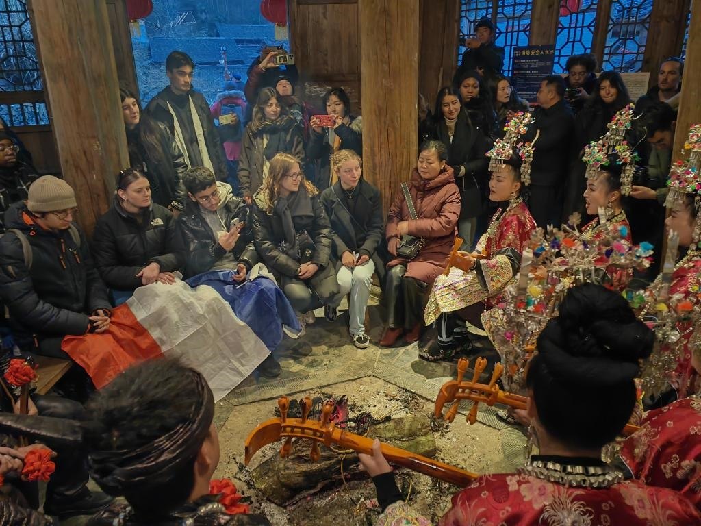 法國青年在榕江體驗(yàn)民俗文化。新華社記者 羅羽 攝
