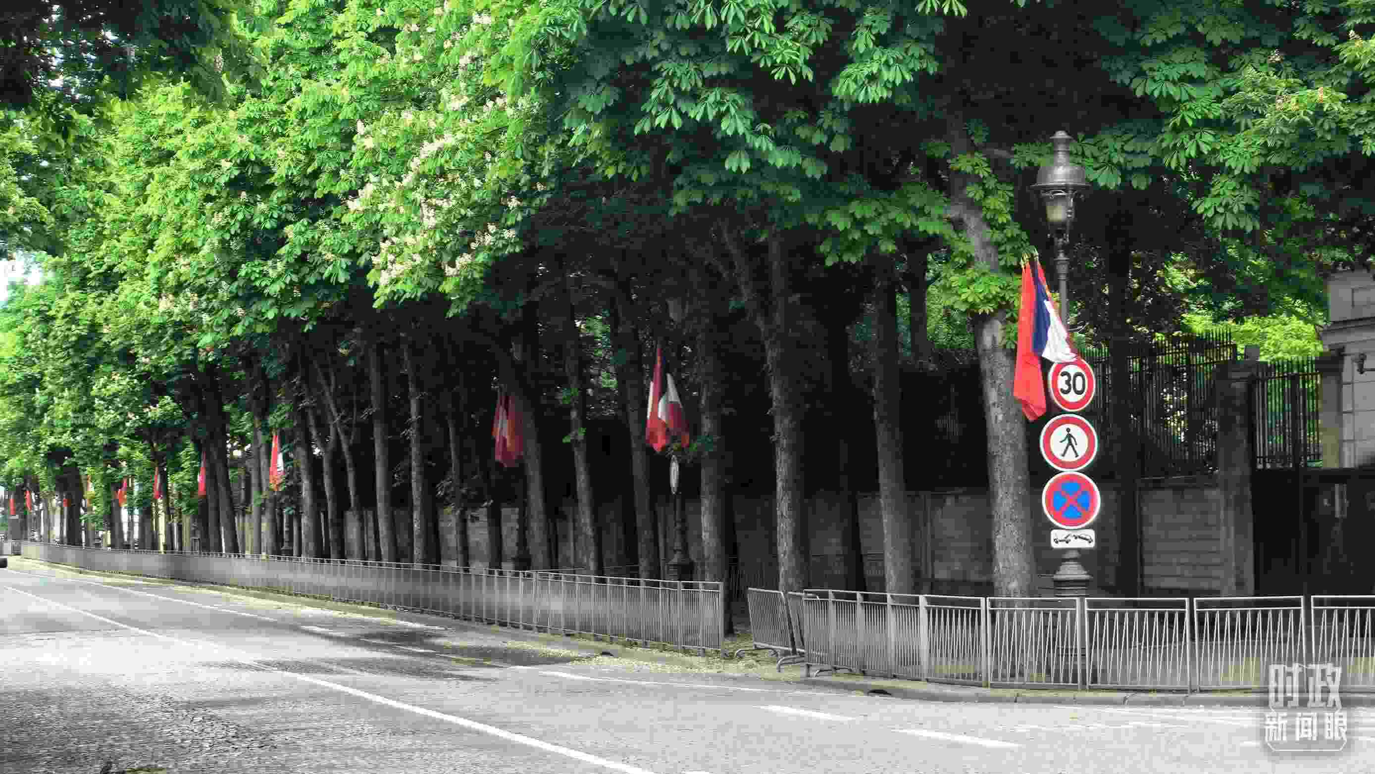 △巴黎道路兩側懸掛中法兩國國旗。（總臺央視記者鄂介甫拍攝）