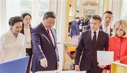 △當?shù)貢r間5月6日下午，在中法領導人會談前，習近平主席向馬克龍總統(tǒng)贈送中國翻譯的法國小說。