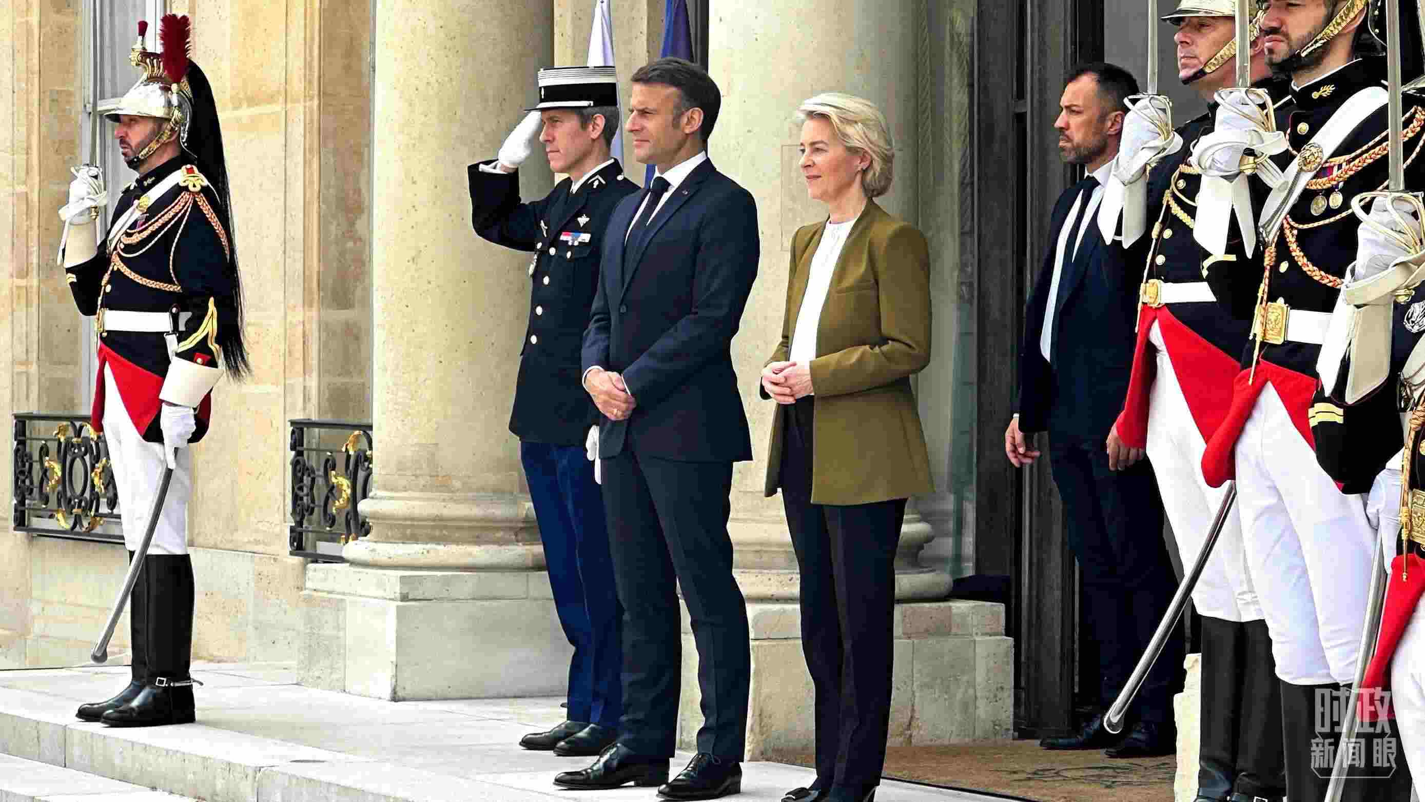 △中法歐領導人三方會晤后，馬克龍總統(tǒng)和馮德萊恩主席將習主席送至上車處。（總臺央視記者關舟拍攝）