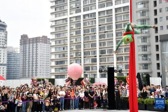 5月7日，演員在長沙國金中心表演木偶劇。新華社記者 陳振海 攝