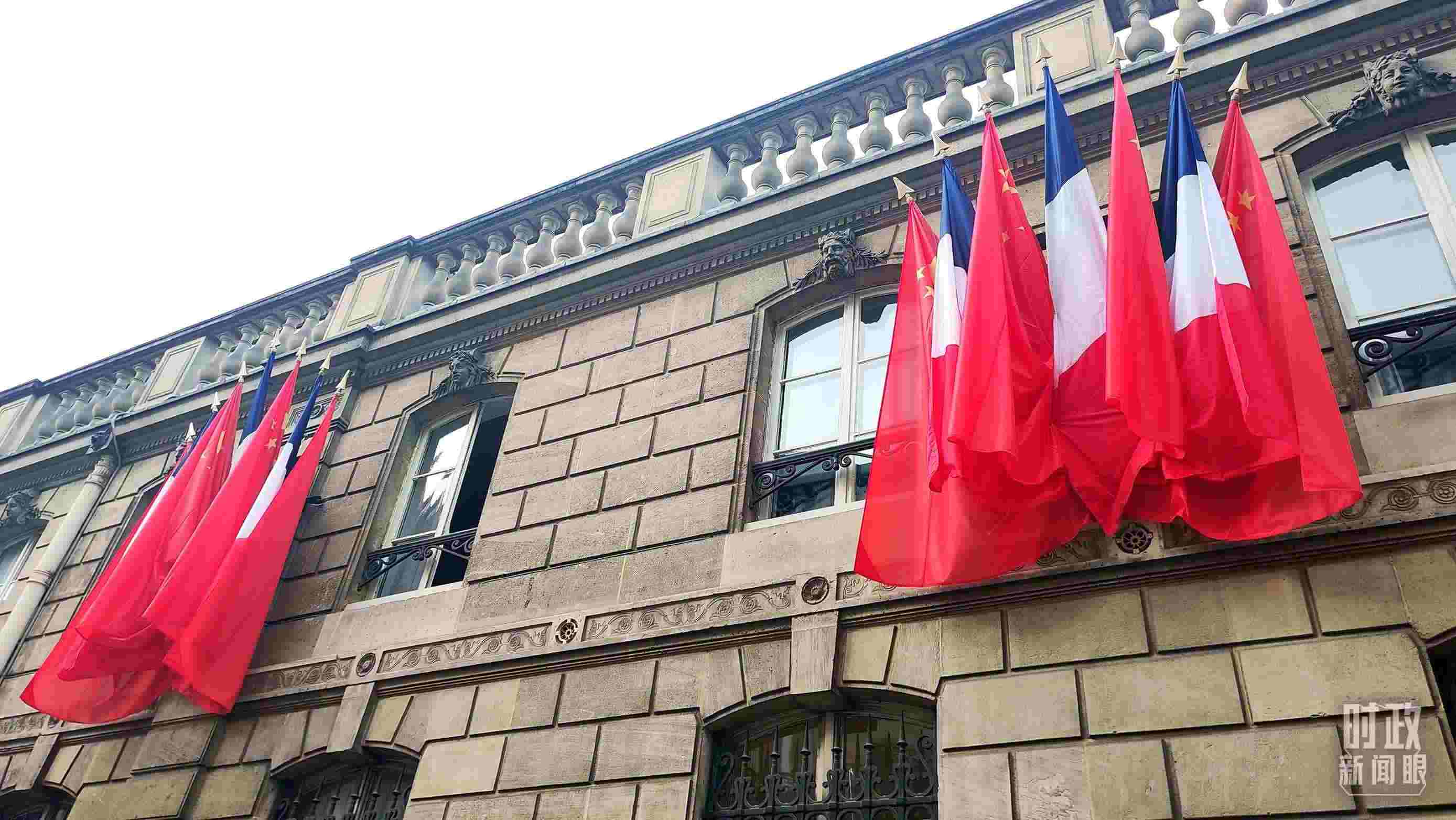 △中法歐領導人三方會晤地點——愛麗舍宮懸掛中法兩國國旗。（總臺央視記者劉琦拍攝）
