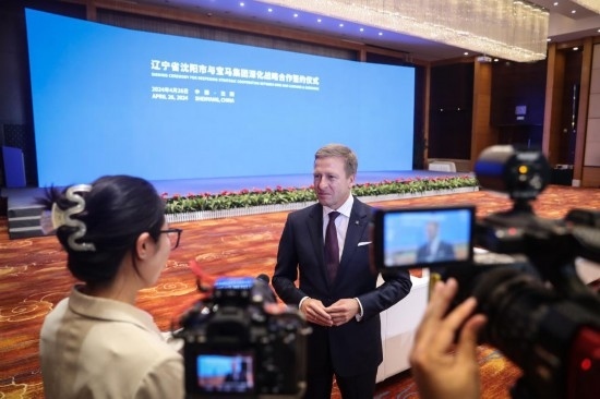 4月26日，寶馬集團(tuán)董事長(zhǎng)齊普策接受采訪。新華社記者 潘昱龍 攝