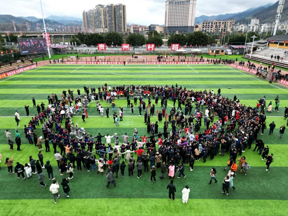 比賽結(jié)束后，兩隊(duì)隊(duì)員、親友團(tuán)和大批觀眾手拉手跳起侗族舞蹈。新華社發(fā)（王炳真攝）