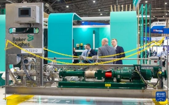 這是5月6日在美國休斯敦國際海洋油氣技術(shù)大會及設(shè)備展上拍攝的展示的裝備。新華社發(fā)（勞承躍攝）