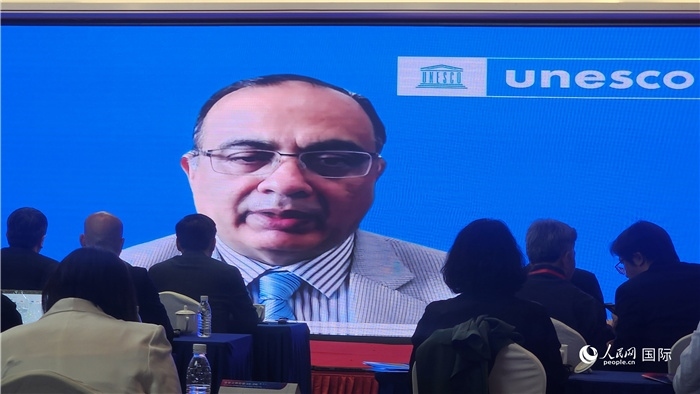 聯(lián)合國教科文組織駐華代表處代表夏澤翰通過視頻致辭。人民網(wǎng)記者 萬宇攝