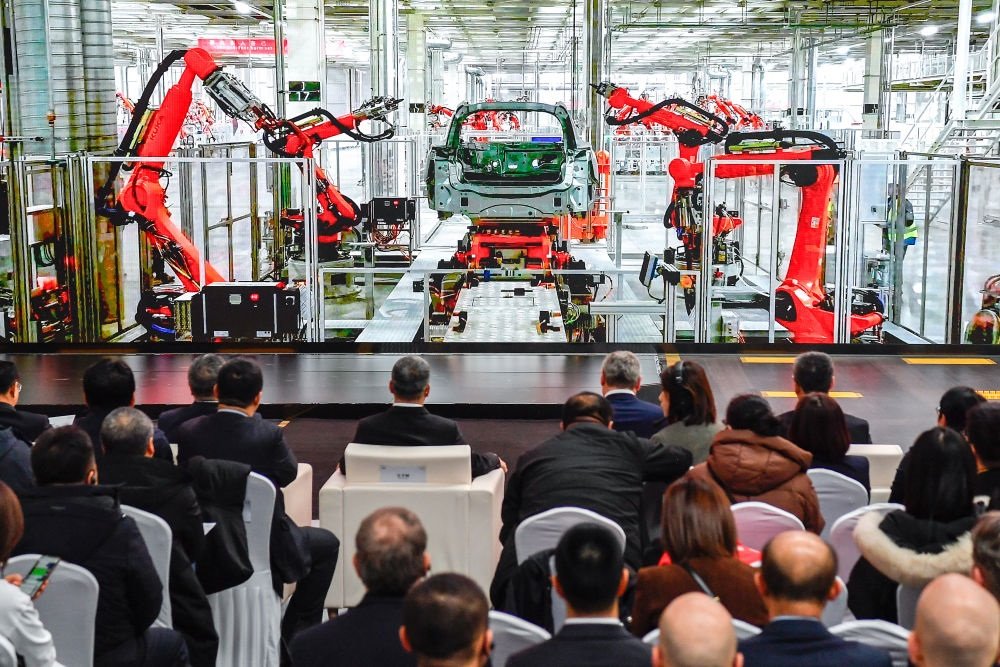 2024年1月26日，奧迪一汽新能源汽車(chē)有限公司預(yù)批量生產(chǎn)正式啟動(dòng)，嘉賓觀看奧迪一汽新能源汽車(chē)有限公司生產(chǎn)車(chē)間的宣傳短片。新華社記者 許暢 攝