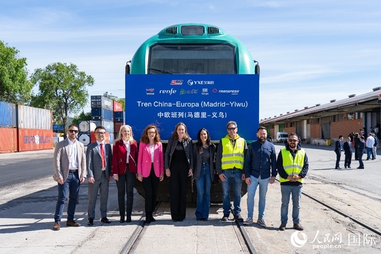 義新歐集團合作伙伴德鐵貨運歐亞有限公司員工與紀念號班列合影留念。大衛(wèi)·阿瑪爾攝